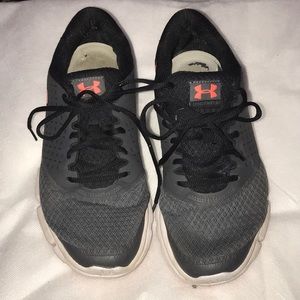 Under armor tennis shoes gray/black, peach sz 9